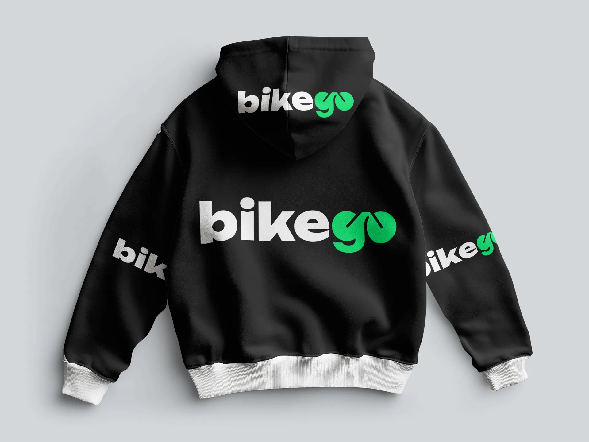 Чёрное худи с логотипом bikego на спине, капюшоне и рукавах